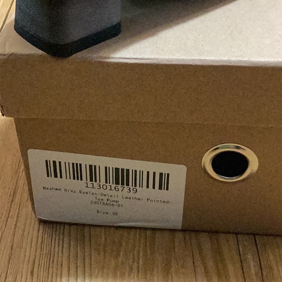 HZM - Washed Gray Eyelet-Detail Leather Pointed-Toe Pump - size 35 (5.5) - new - Picture 7 of 9